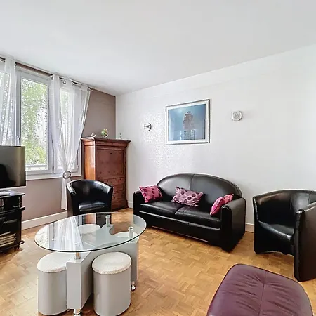 Spacious 2-room Near Nation