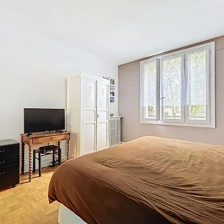Spacious 2-room Near Nation Apartment *
