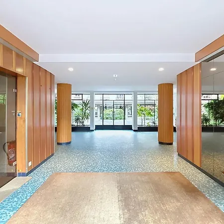 Spacious 2-room Near Nation Apartment *