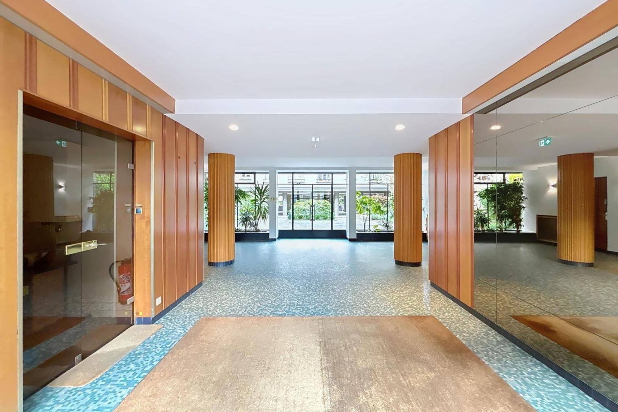 Spacious 2-room Near Nation Apartment *